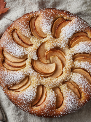 découvrez la recette secrète de julie andrieu pour un gâteau aux pommes exceptionnel, plus savoureux qu'une tarte classique, à essayer absolument chez vous.