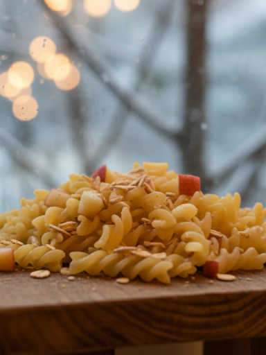 découvrez pourquoi les rouges-gorges adorent ce trésor à 3 centimes que la plupart des jardiniers oublient de leur offrir le soir. conseils pour attirer ces oiseaux charmants dans votre jardin.