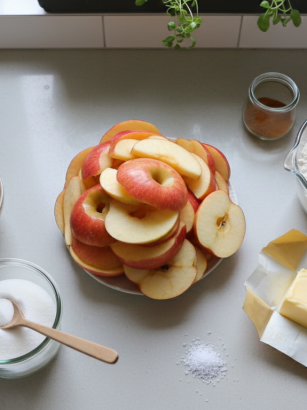 savourez un gâteau aux pommes ultra rapide à la poêle, un dessert délicieux et simple à préparer en un rien de temps. idéal pour toutes les occasions gourmandes !