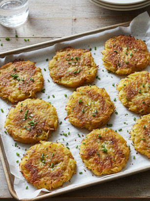 découvrez en 10 minutes des galettes de pommes de terre dorées au four, légères et croustillantes, une délicieuse alternative saine aux frites pour toute la famille.