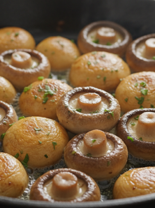 découvrez l'astuce exclusive du chef etchebest pour maîtriser la cuisson des champignons et sublimer leur jus grâce à une caramélisation parfaite et savoureuse.