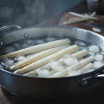 L’asperge d’exception du Loudunais : entre cueillette matinale et plongeon glacé, un rituel quotidien