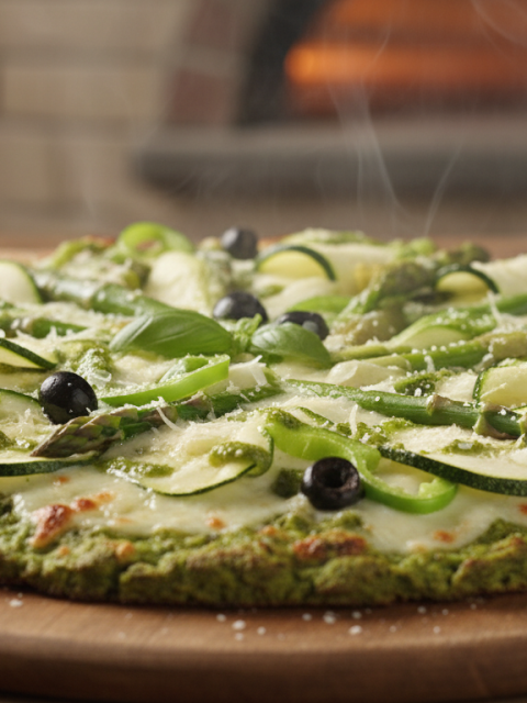 découvrez délice vert, une pizza légère et savoureuse au pesto d’épinards, posée sur une croûte croquante de brocoli pour une expérience gourmande et saine.