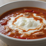 savourez un velouté onctueux de poivrons et thon, délicatement nappé de fromage frais, pour un délice crémeux et raffiné.