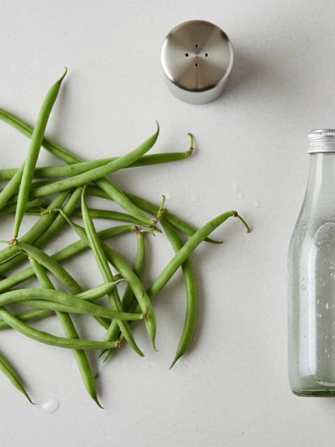 découvrez l'astuce surprenante pour cuisiner vos haricots : en les plongeant dans une boisson spéciale, leur couleur reste éclatante et appétissante.