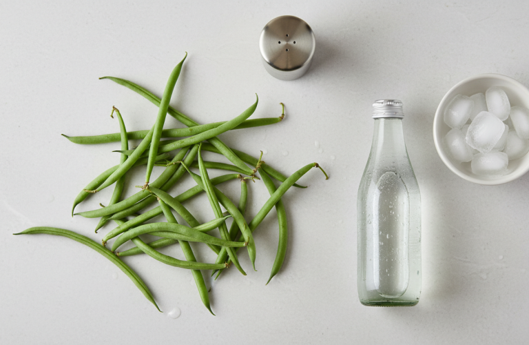 découvrez l'astuce surprenante pour cuisiner vos haricots : en les plongeant dans une boisson spéciale, leur couleur reste éclatante et appétissante.