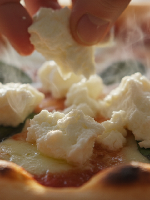 découvrez une pizza gourmande aux saveurs méditerranéennes avec du fromage de chèvre frais et des éclats de majorque, alliant tradition et fraîcheur pour un délice unique.