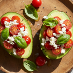 découvrez la recette facile et savoureuse de l'avocat gourmand farci à la tomate et au fromage, idéale pour un repas frais et plein de goût.