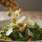 découvrez comment une salade composée fraîche et inventive peut sublimer parfaitement votre pizza au parmesan pour un repas équilibré et savoureux.