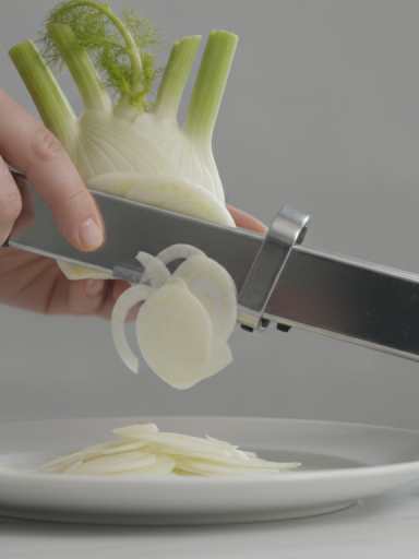 découvrez la recette fraîche et saine de la salade croquante de fenouil cru, sublimée par des graines de sésame et des morceaux d'orange pour une explosion de saveurs vitaminées à tester sans tarder.