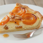 découvrez la recette mystérieuse de ma frangipane sous abricots qui émerveille mes invités, les captivant au point de suspendre leur dégustation pour percer ce délicieux secret pâtissier.