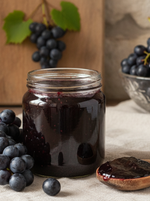 apprenez à préparer une délicieuse gelée de raisins noirs maison avec notre recette facile et rapide, parfaite pour régaler vos papilles.