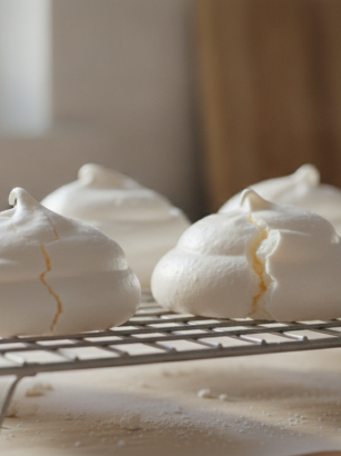 découvrez comment remplacer la crème de tartre avec des alternatives efficaces. astuces et dosages précis pour réussir toutes vos recettes sans crème de tartre.