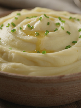découvrez comment sublimer votre purée de pommes de terre grâce à une astuce gourmande : utiliser de la crème liquide à la place du lait pour une texture onctueuse et un goût riche.